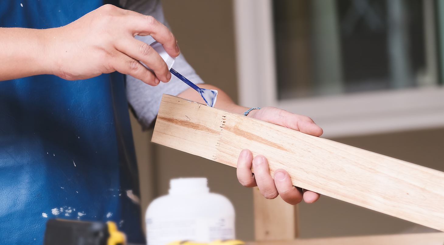 Person limer tr� med tr�lim